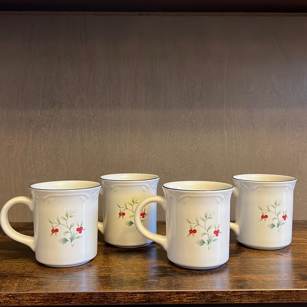 Pfaltzgraff Winterberry Coffee Mugs Set of Four